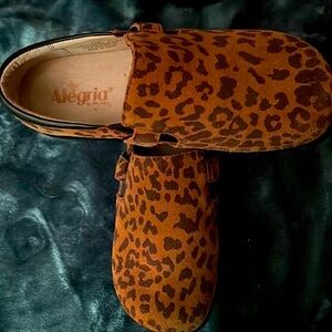 Beautiful leopard print velvet feel Algeria size 38 fits like a 7.5 - 8 like new